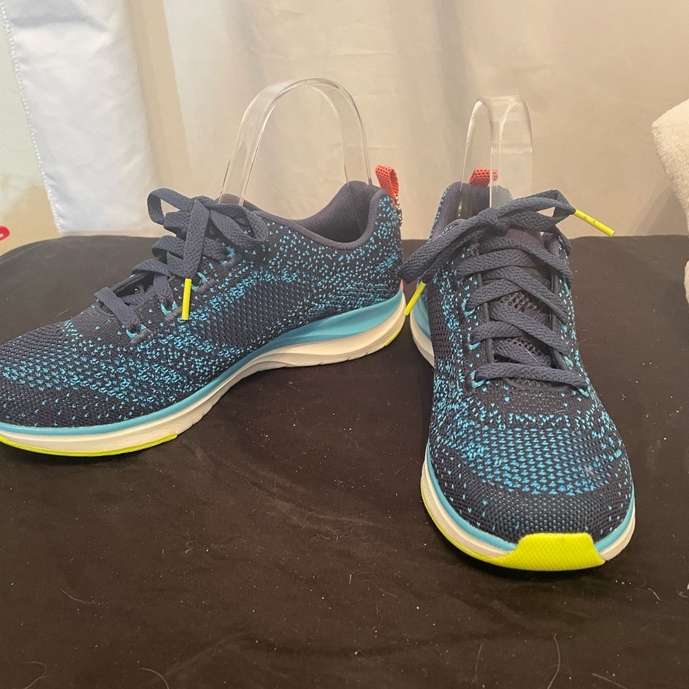 Skechers Women’s Ultra Groove Walking Shoes Size 7 NWOB